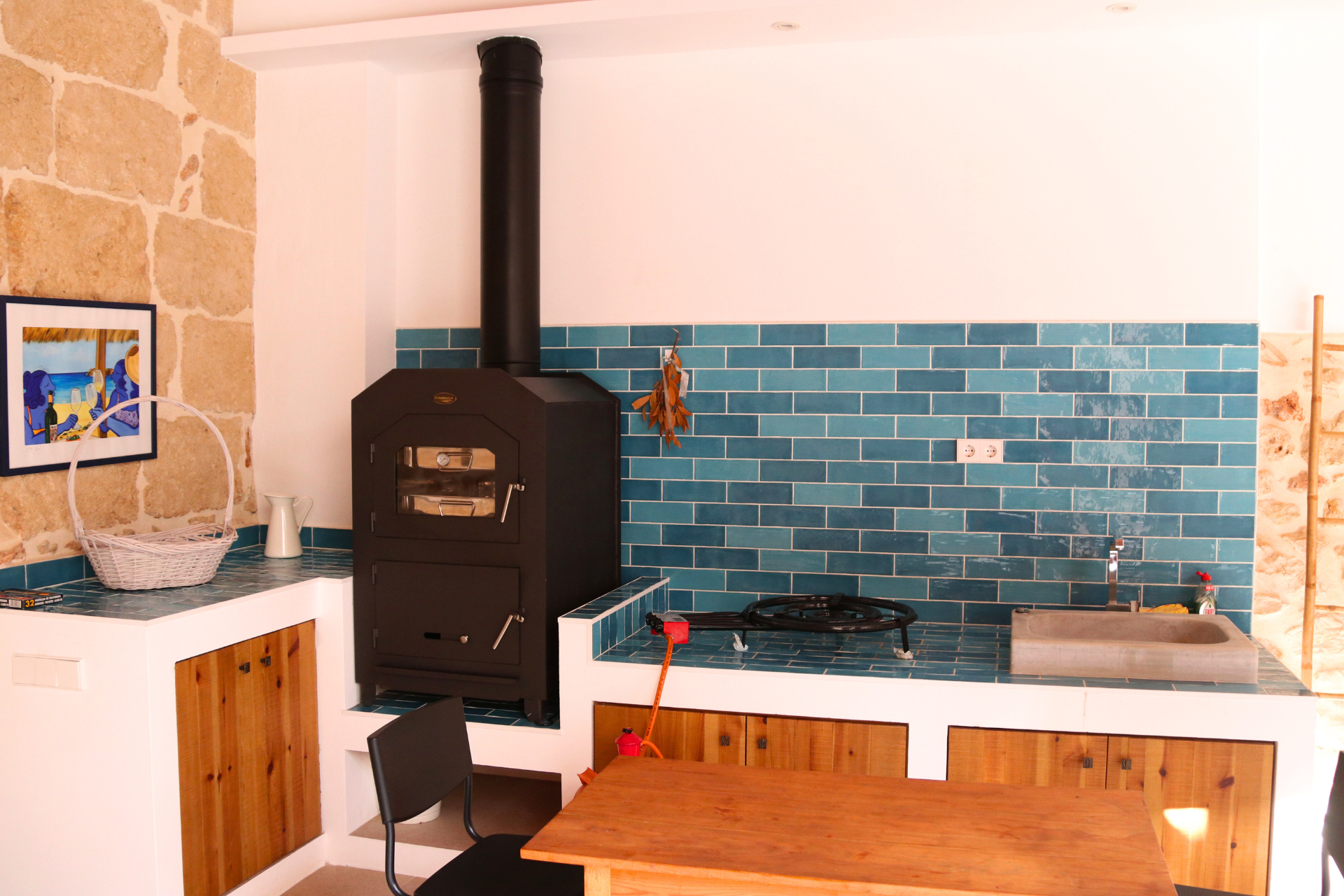 Cocina rústica y barbacoa en terraza