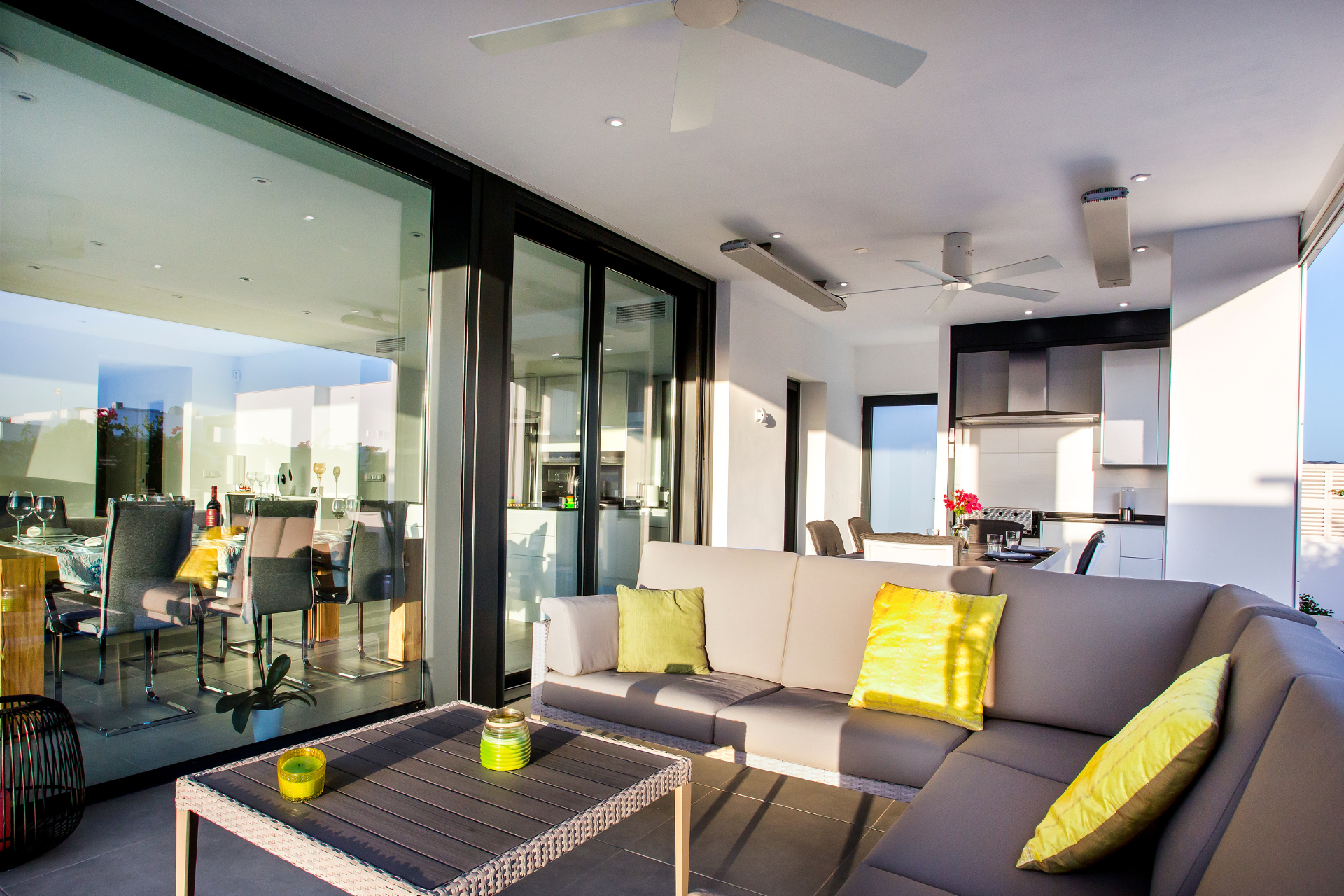 Terraza cubierta estilo minimalista