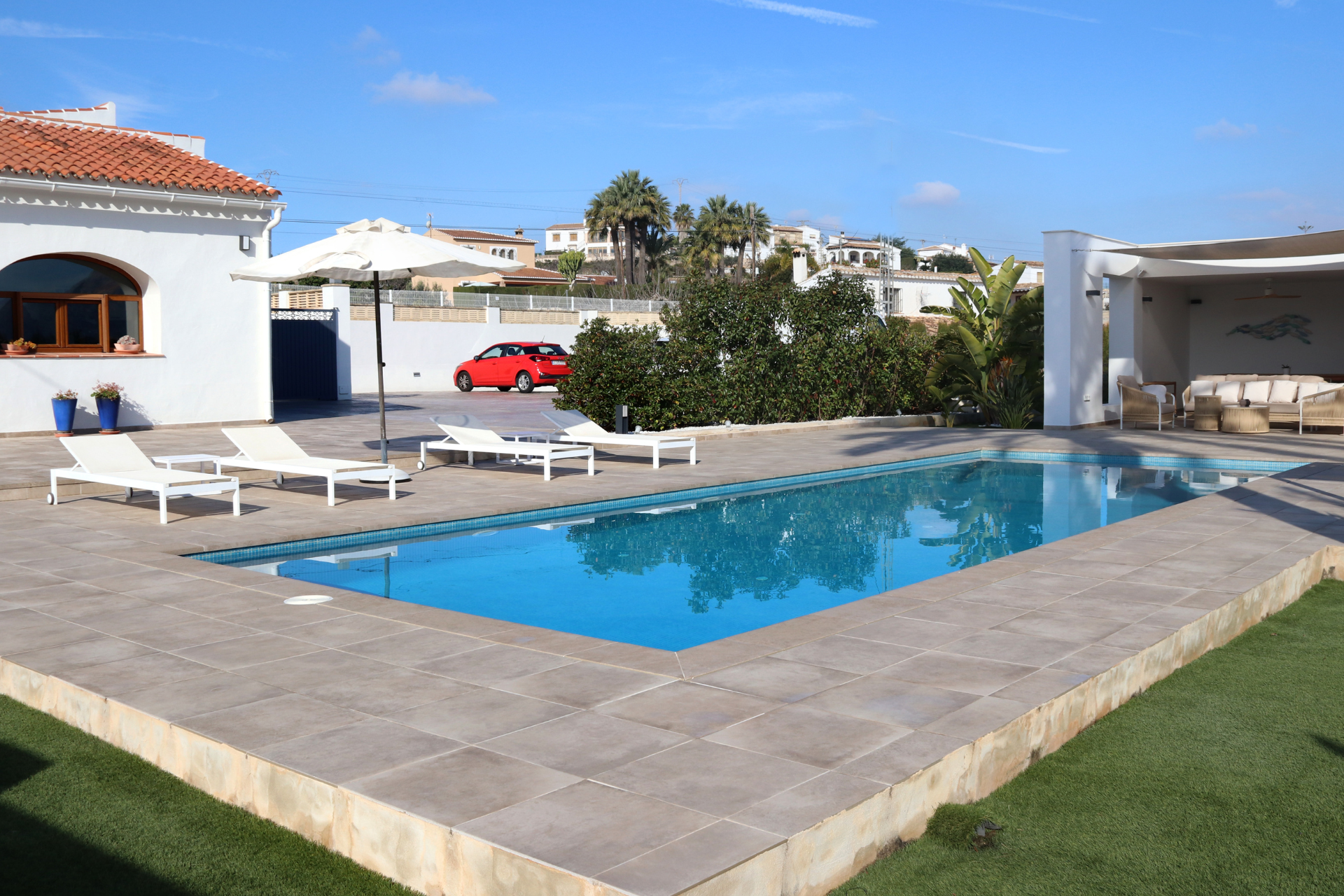 Construcción de piscina junto a chalet antiguo