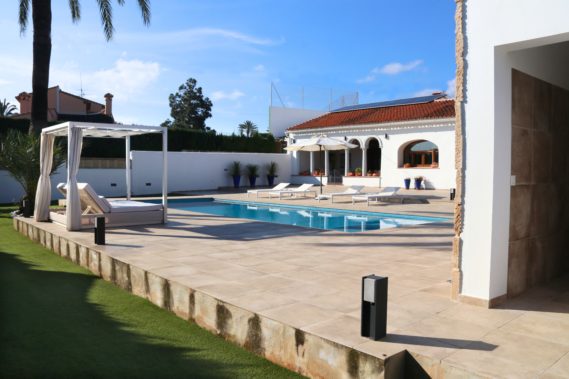 Baño completo exterior junto a piscina