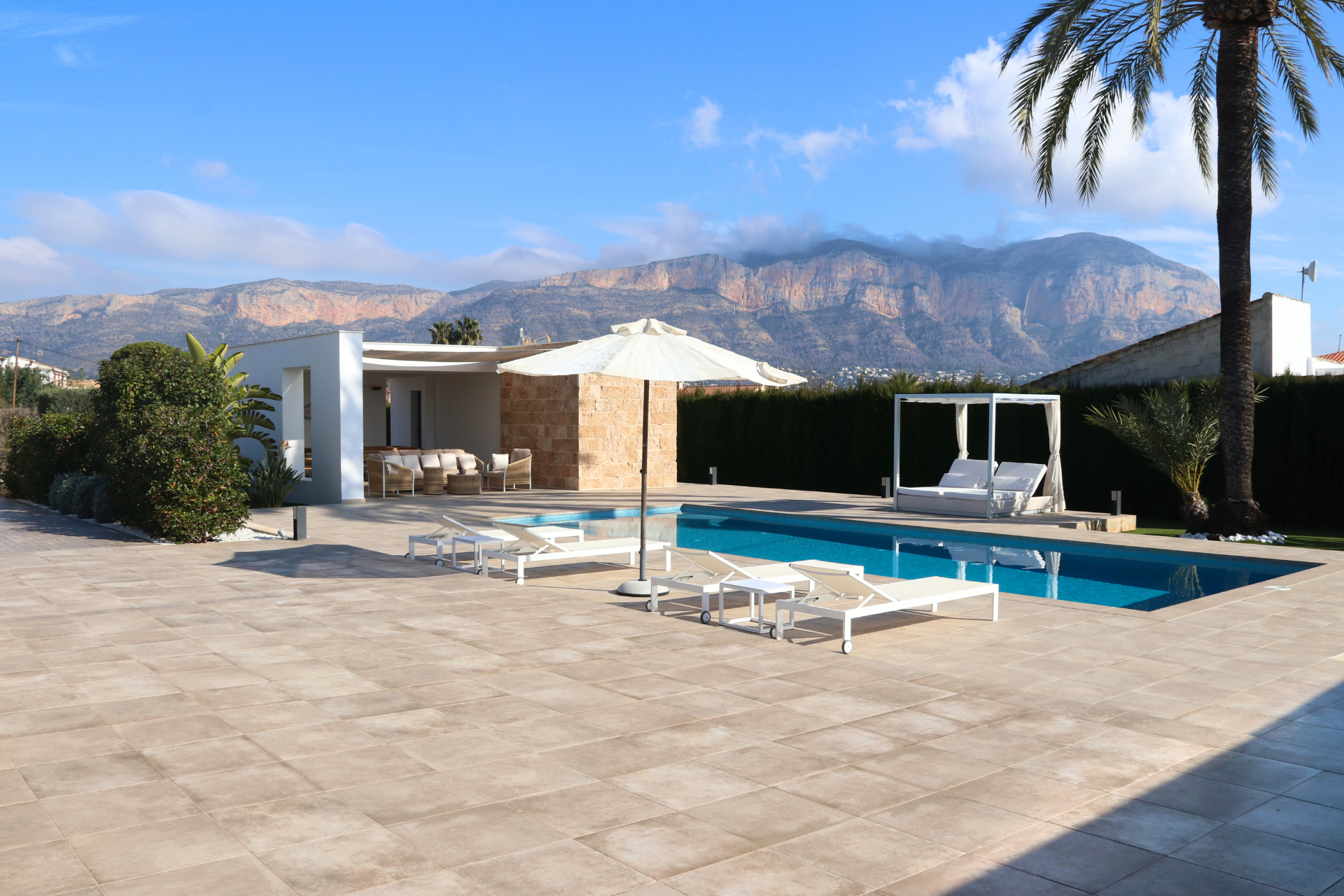 Nueva barbacoa junto a piscina en Jávea