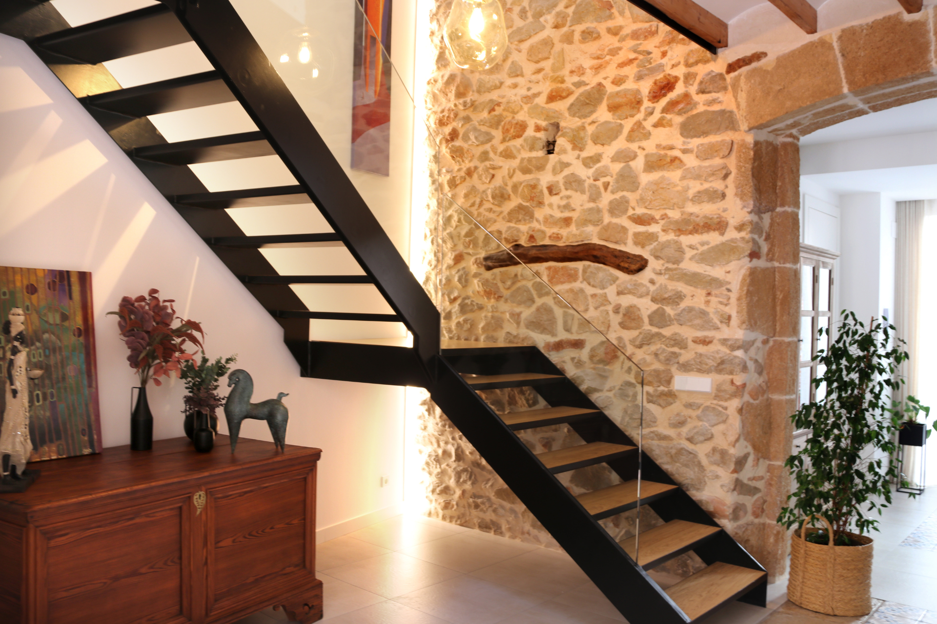 Escalera de hierro en reforma de casa antigua